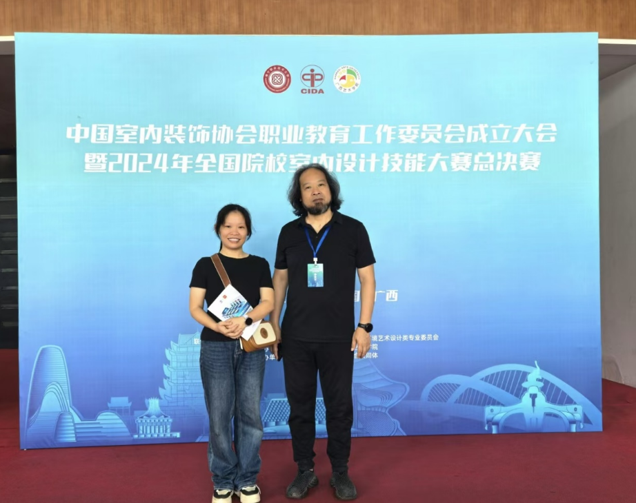公司副经理区穗玲与番禺职业技术学院艺术设计学院经理叶永平合影.png