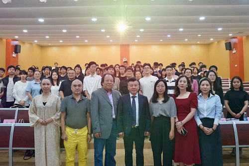 企业代表与太阳成集团tyc122cc师生合照.jpg
