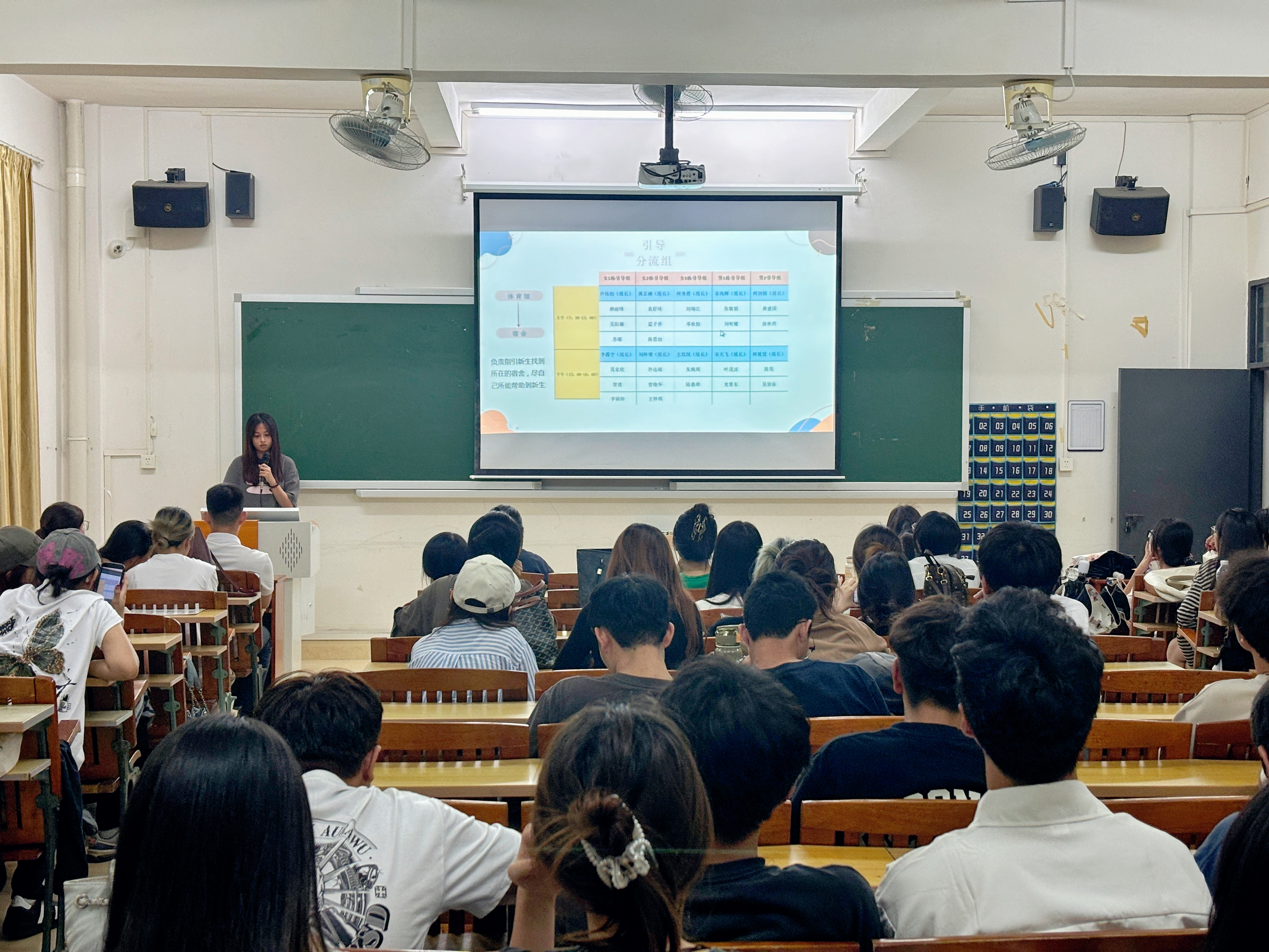 3图为青年志愿者中队中队谭雅薇进行志愿者份分工.jpg