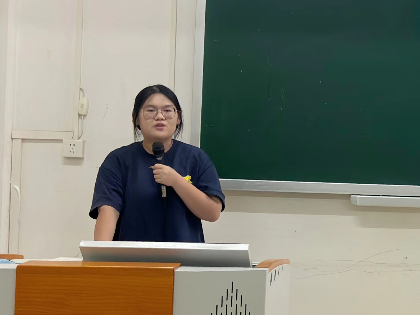 2图为院团委副书记丘慧敏介绍新生报到流程.jpg