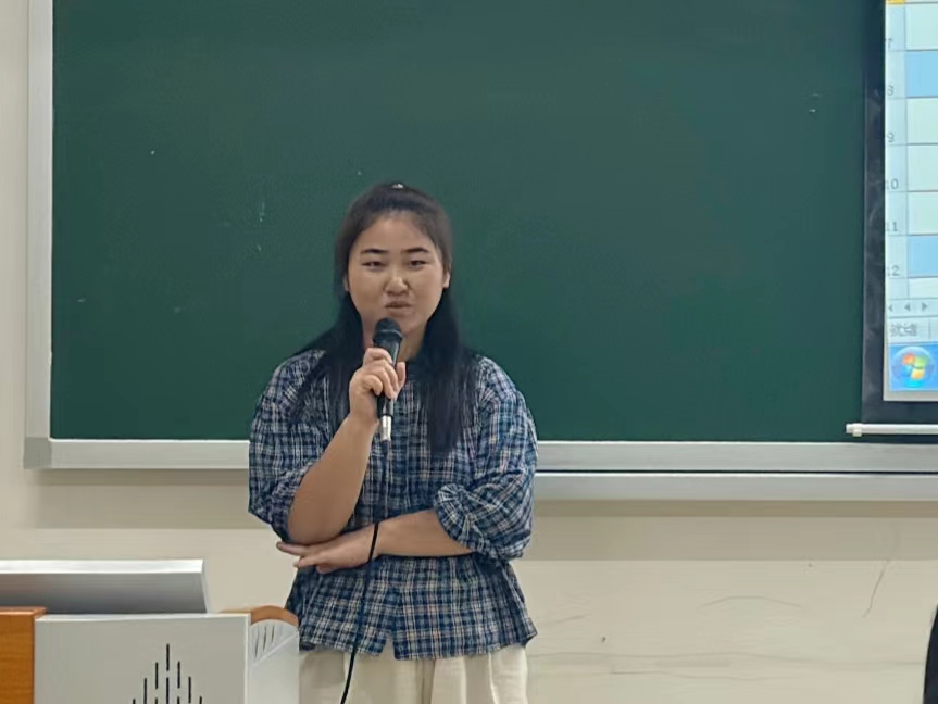 5图为新生辅导员李晓霞进行迎新动员.jpg